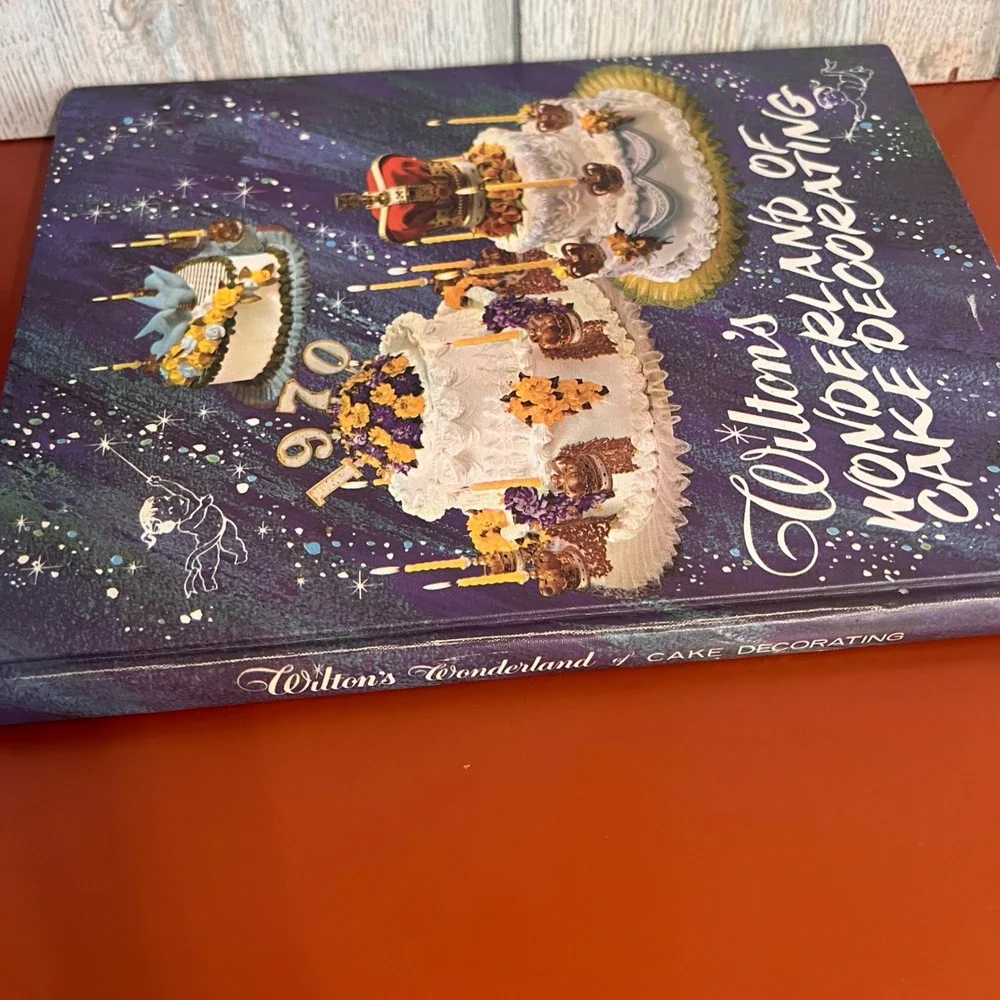Wilton's Wonderland of‎ Cake Decorating 1968 5th Edition Hardcover Cookbook
